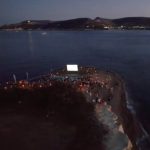 Bioskop pod zvezdama na grčkom ostrvu oduševio svet: Filmska čarolija između stena, mora i mesečine (VIDEO)