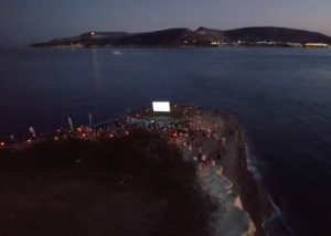Bioskop pod zvezdama na grčkom ostrvu oduševio svet: Filmska čarolija između stena, mora i mesečine (VIDEO)