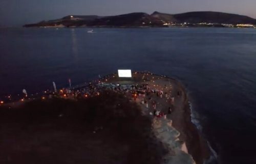 Bioskop pod zvezdama na grčkom ostrvu oduševio svet: Filmska čarolija između stena, mora i mesečine (VIDEO)