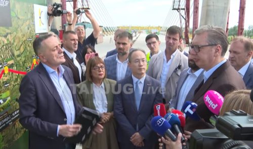 (UŽIVO) Vučić prisustvuje radovima: Spajaju se konstrukcije novog mosta preko Dunava kod Novog Sada
