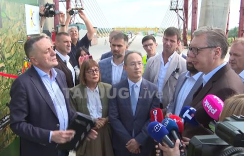 (UŽIVO) Vučić prisustvuje radovima: Spajaju se konstrukcije novog mosta preko Dunava kod Novog Sada
