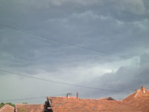 Nevreme paralisalo Kruševac: Crni oblaci najavili nepogodu, ulice pod velikom količinom vode (FOTO+VIDEO)