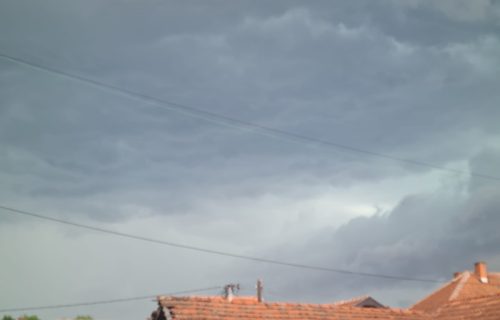 Nevreme paralisalo Kruševac: Crni oblaci najavili nepogodu, ulice pod velikom količinom vode (FOTO+VIDEO)