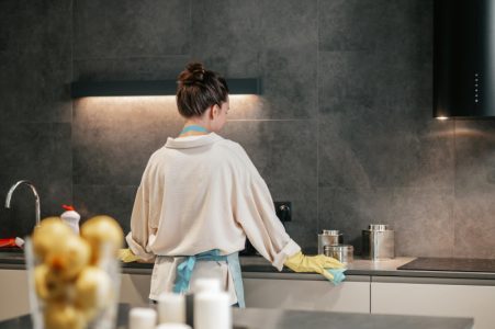 Ova kuhinjska navika može da stvori više bakterija nego WC šolja: Stručnjaci upozoravaju na čestu grešku