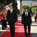 (UŽIVO) Vučić stigao u Tbilisi: Svečani doček za predsednika Srbije, Gruzija okićena srpskim zastavama