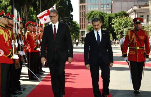 Vučić stigao u Tbilisi: Svečani doček za predsednika Srbije, Gruzija okićena srpskim zastavama