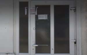 Novi pritisak na Srbe: Prištinske vlasti zatvorile ambulantu u Kosovskoj Mitrovici