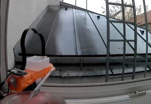 Kao da je na ratištu: Napravio autonomni AI “top” – da tera golubove sa terase (VIDEO)