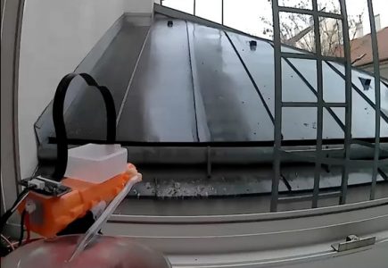 Kao da je na ratištu: Napravio autonomni AI “top” – da tera golubove sa terase (VIDEO)