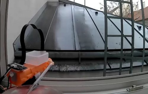 Kao da je na ratištu: Napravio autonomni AI "top" - da tera golubove sa terase (VIDEO)