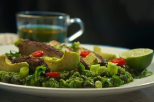 Salata od krastavaca i avokada: Zelena sinfonija vitamina i ukusa (RECEPT+ VIDEO)