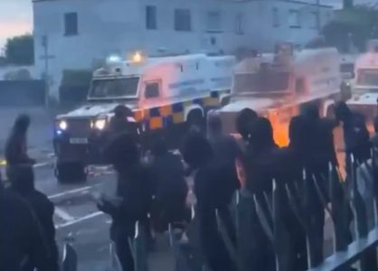 Haos u Belfastu ne jenjava: Lete cigle i Molotovljevi kokteli, policija odgovorila vodenim topovima