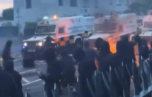 Haos u Belfastu ne jenjava: Lete cigle i Molotovljevi kokteli, policija odgovorila vodenim topovima
