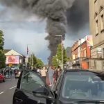 Gori Belfast nakon pokušaja obezglavljivanja na ulici: Neredi besne, pale kuće migranata (VIDEO)
