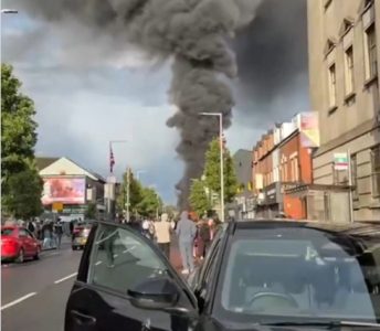Gori Belfast nakon pokušaja obezglavljivanja na ulici: Neredi besne, pale kuće migranata (VIDEO)