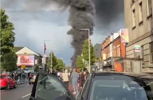 Gori Belfast nakon pokušaja obezglavljivanja na ulici: Neredi besne, pale kuće migranata (VIDEO)