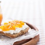 Tost sa karamelizovanim kajsijama i kozjim sirom: Testirajte neke druge ukuse (RECEPT+VIDEO)