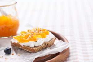 Tost sa karamelizovanim kajsijama i kozjim sirom: Testirajte neke druge ukuse (RECEPT+VIDEO)