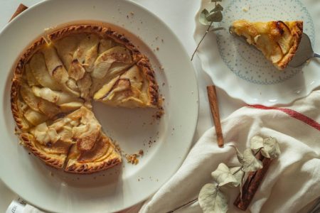 Lisnato testo punjeno kruškama i bri sirom: Savršen spoj ukusa (RECEPT+VIDEO)