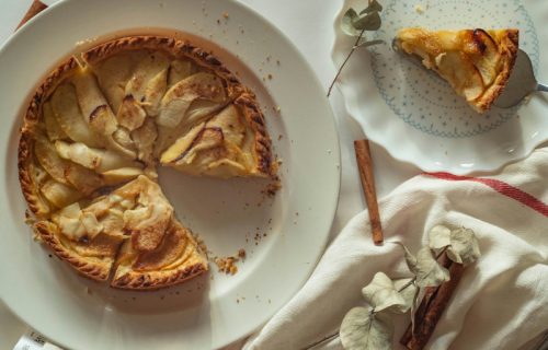 Lisnato testo punjeno kruškama i bri sirom: Savršen spoj ukusa (RECEPT+VIDEO)
