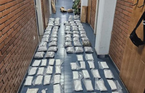 Velika zaplena u Novim Karlovcima: Više od 100 kg droge držali kući, uhapšena dva Beograđanina