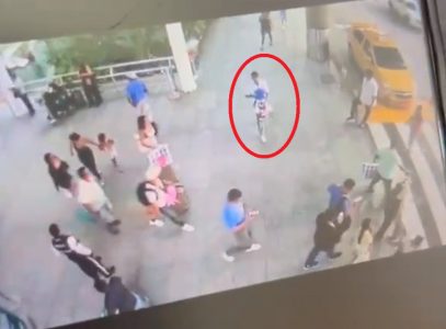 Smaknuće na aerodromu: Ubica sa plišanim medom i cvećem pucao u glavu vođi bande (UZNEMIRUJUĆI VIDEO)