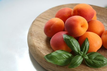 Kajsije, punjene mlevenim mesom: Sjajan spoj neočekivanih ukusa (RECEPT+VIDEO)