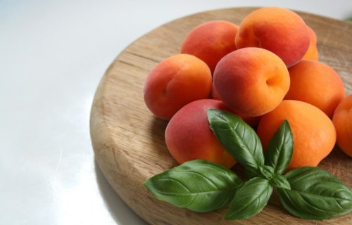 Kajsije, punjene mlevenim mesom: Sjajan spoj neočekivanih ukusa (RECEPT+VIDEO)
