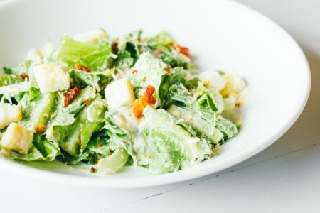 Cezar salata sa kupusom: Ne očekujte ukus koji poznajete (RECEPT+VIDEO)