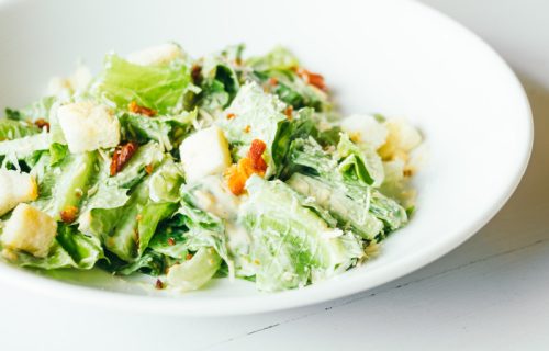 Cezar salata sa kupusom: Ne očekujte ukus koji poznajete (RECEPT+VIDEO)