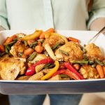 Piletina sa povrćem iz rerne,na grčki način: Caka je u ladolemono prelivu (recept+video)