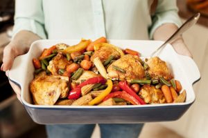 Piletina sa povrćem iz rerne,na grčki način: Caka je u ladolemono prelivu (recept+video)