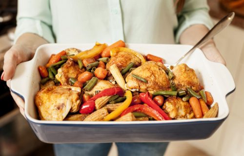 Piletina sa povrćem iz rerne,na grčki način: Caka je u ladolemono prelivu (recept+video)