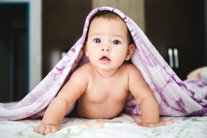 Bebe već sa tri meseca procenjuje ljude: Šta nam najnovija istraživanja otkrivaju o ranom razvoju socijalne inteligencije