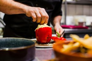 Paprike punjene feta sirom i zapečene u rerni (RECEPT+VIDEO)