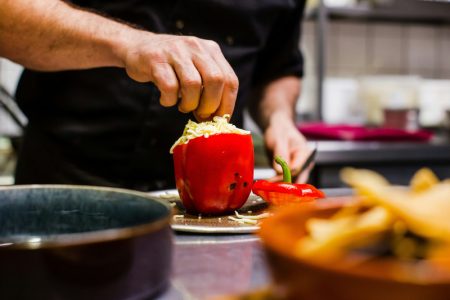 Paprike punjene feta sirom i zapečene u rerni (RECEPT+VIDEO)