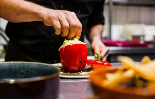 Paprike punjene feta sirom i zapečene u rerni (RECEPT+VIDEO)