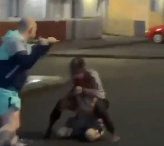 Stravičan snimak iz Belfasta: Somalijac pokušao da obezglavi čoveka nasred ulice