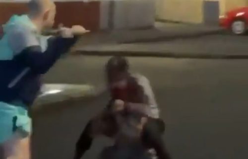 Stravičan snimak iz Belfasta: Somalijac pokušao da obezglavi čoveka nasred ulice