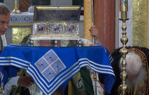 Brojni vernici u suzama ispraćaju Pojas Presvete Bogorodice: Moleban služi patrijarh Porfirije (VIDEO)