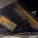 Horor u Nemačkoj: Voz iskočio iz šina, vagoni pali sa mosta (VIDEO)