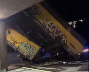 Horor u Nemačkoj: Voz iskočio iz šina, vagoni pali sa mosta (VIDEO)