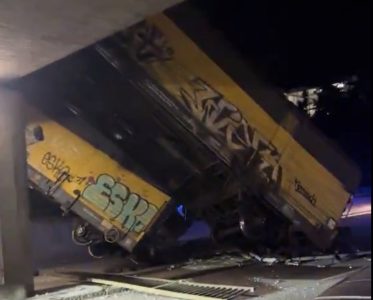 Horor u Nemačkoj: Voz iskočio iz šina, vagoni pali sa mosta (VIDEO)
