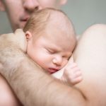 Prvi zagrljaj oca i bebe, može imati iznenađujuće koristi za razvoj deteta i jačanje porodičnih veza