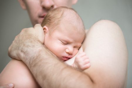 Prvi zagrljaj oca i bebe, može imati iznenađujuće koristi za razvoj deteta i jačanje porodičnih veza