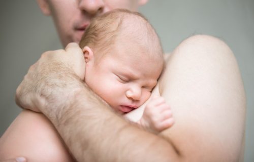 Prvi zagrljaj oca i bebe, može imati iznenađujuće koristi za razvoj deteta i jačanje porodičnih veza