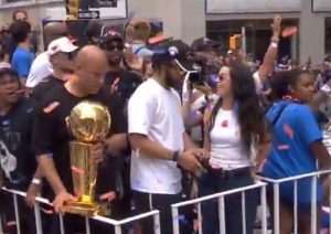 Ulična žurka za “prsten”: Ovako Njujork slavi titulu NBA šampiona (VIDEO)
