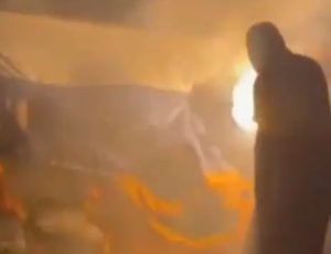 Opasna provokacija u BiH: Zapalili zastavu Republike Srpske uz povike “Alahu ekber”