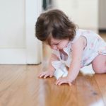 Zašto bebe lošije spavaju, kada počnu da puze?