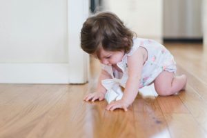 Zašto bebe lošije spavaju, kada počnu da puze?